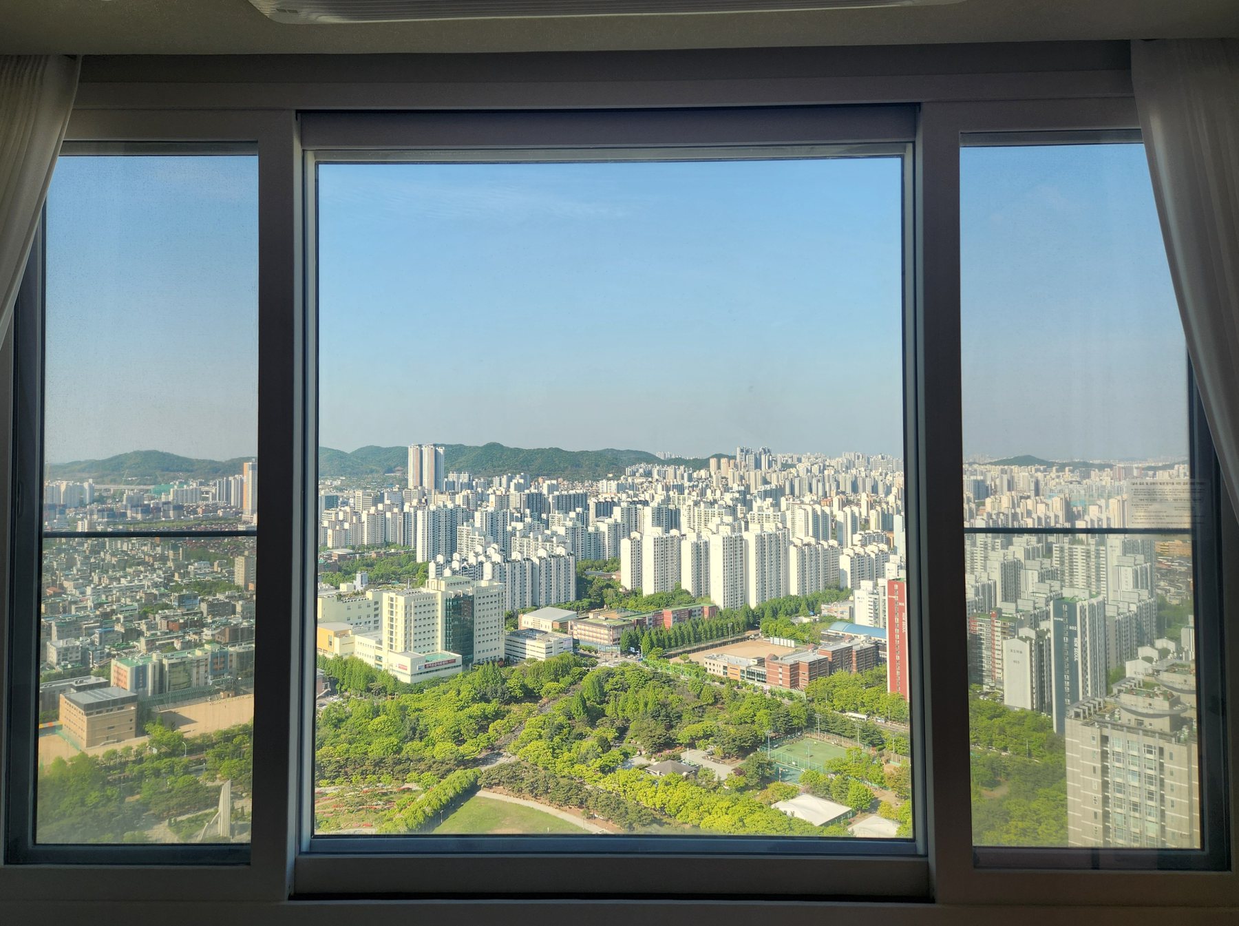 중동 센트럴파크 푸르지오 거실 창 1 청소 전