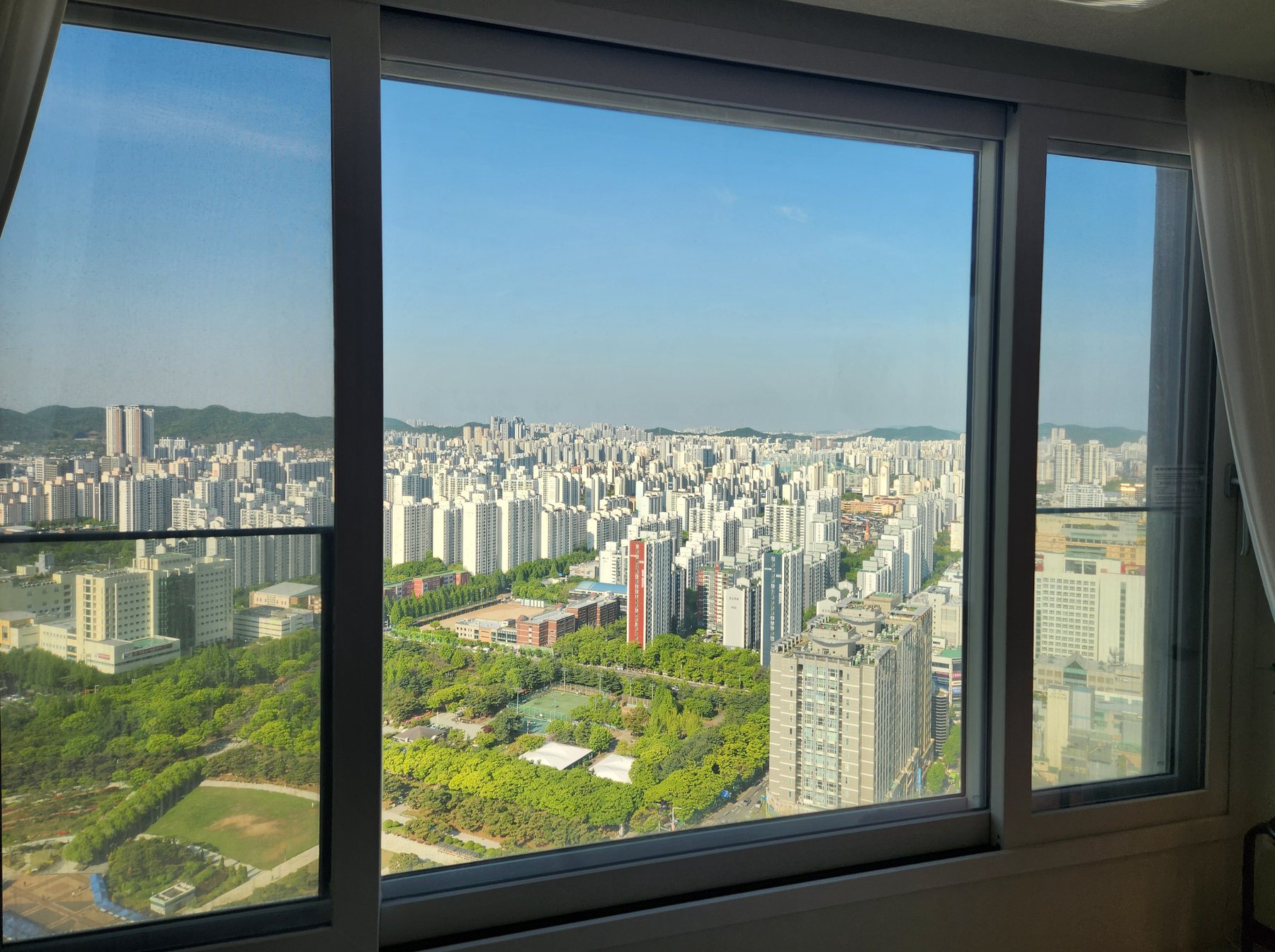 중동 센트럴파크 푸르지오 거실 창 2 청소 전