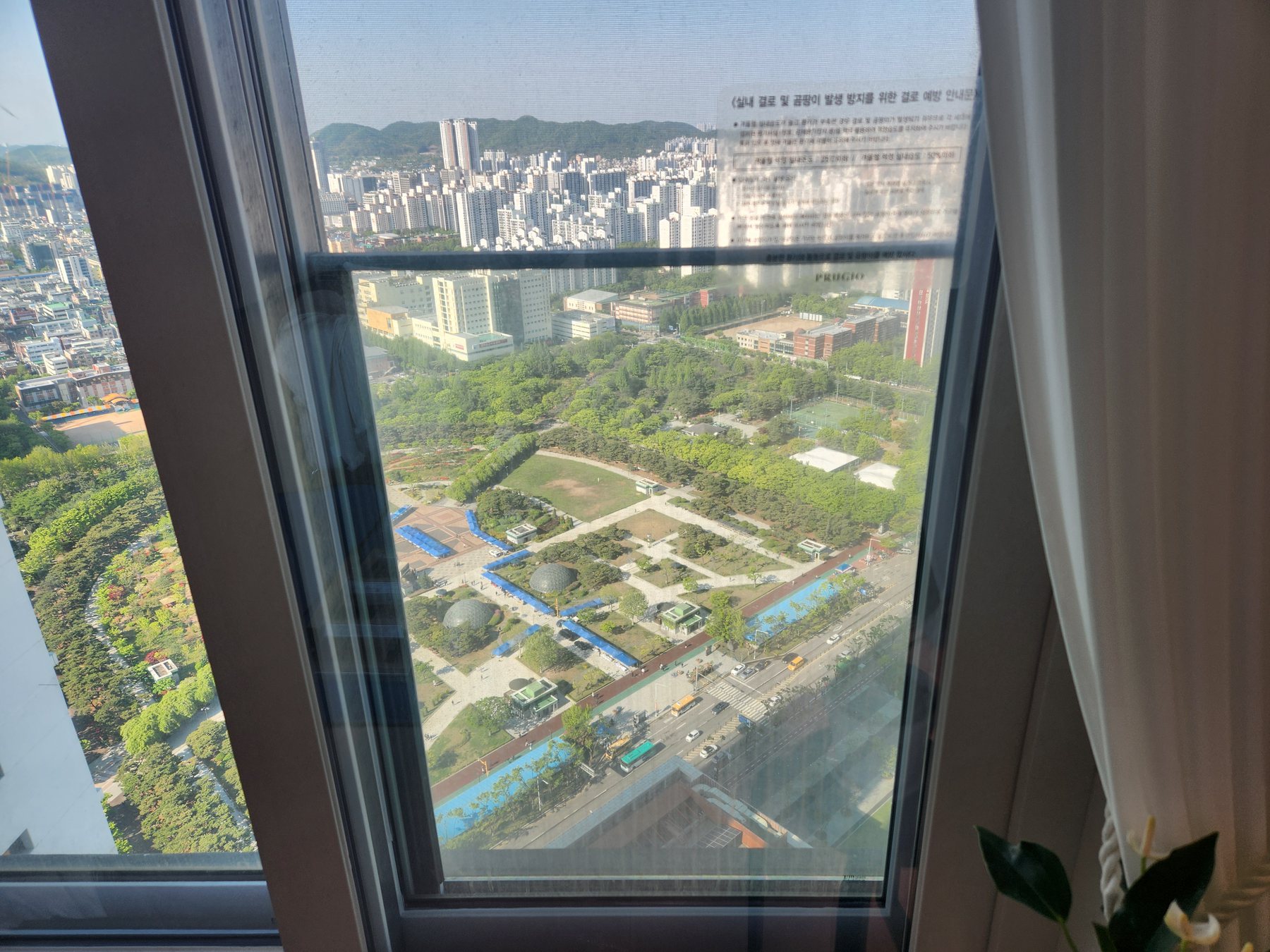 중동 센트럴파크 푸르지오 거실 측면 창 청소 전