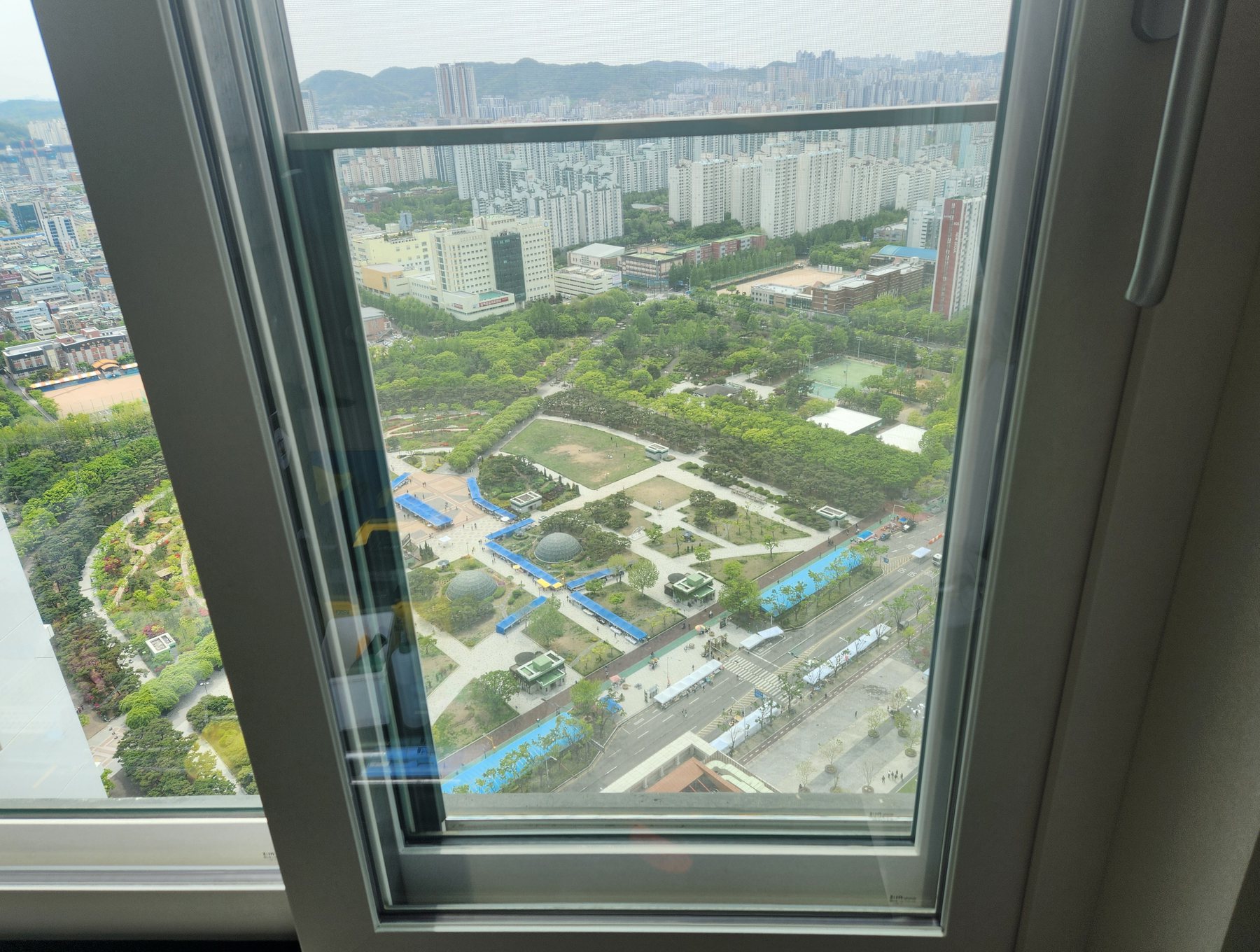 중동 센트럴파크 푸르지오 거실 측면 창 청소 후