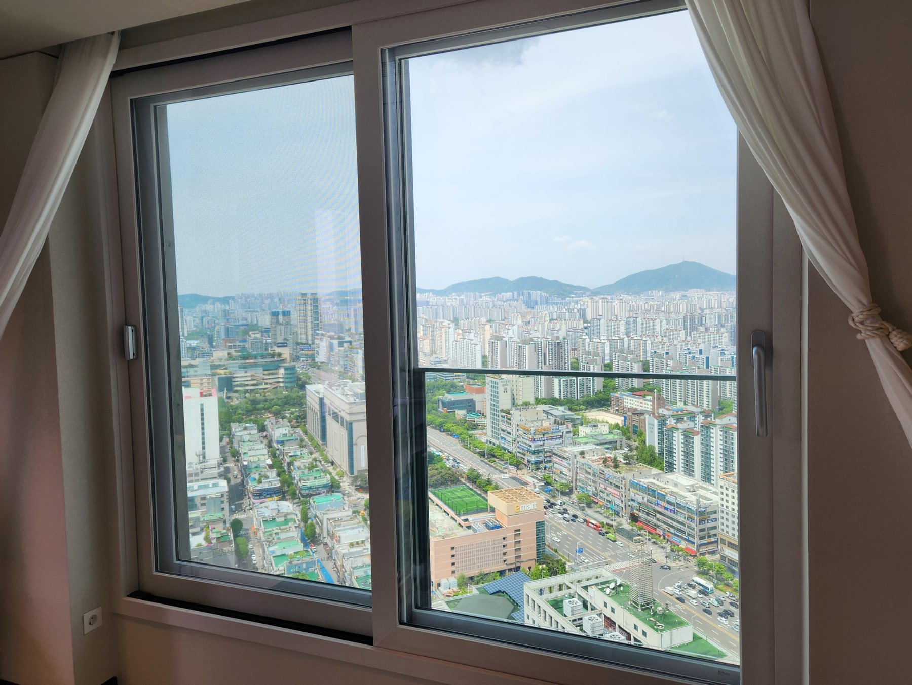 중동 센트럴파크 푸르지오 거실 보조 창 2 청소 후