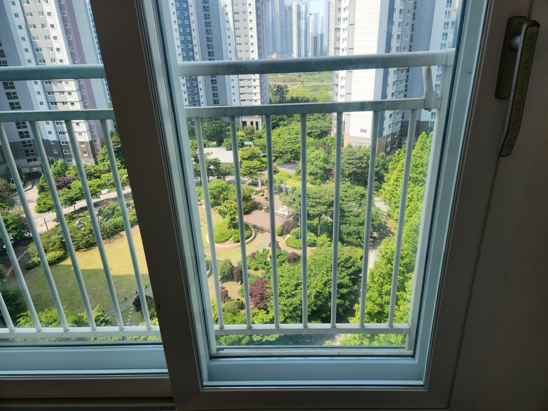 청라 한라비발디 거실 측면 창 청소 전