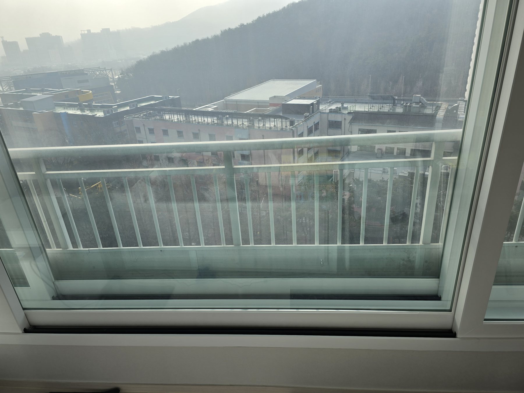 광명 e편한세상 센트레빌 거실 이중창 사이 청소 전