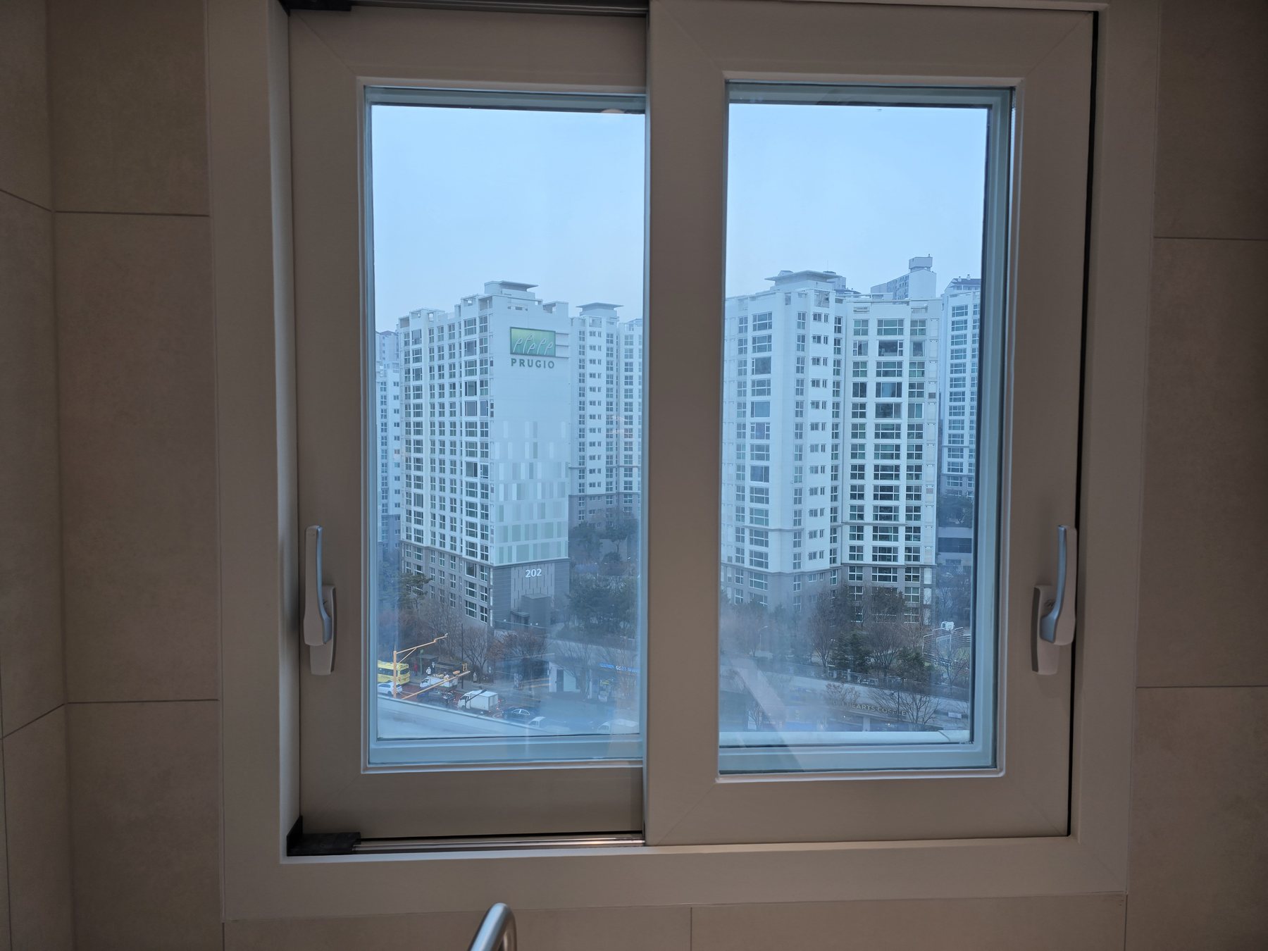 금호동 힐스테이트 서울숲 작은방 창 청소 전
