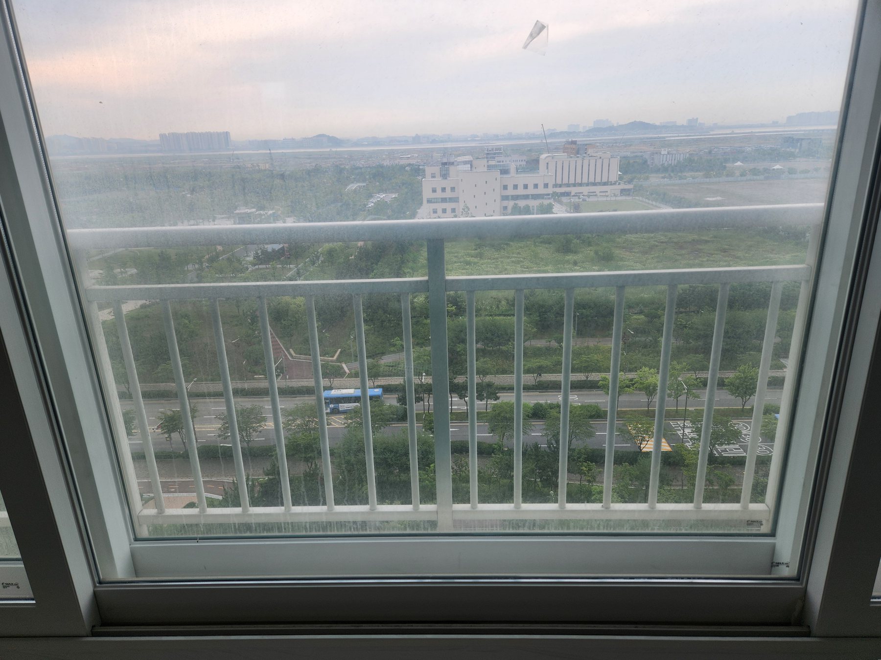 송도 에듀포레 푸르지오 거실 창 2 청소 전