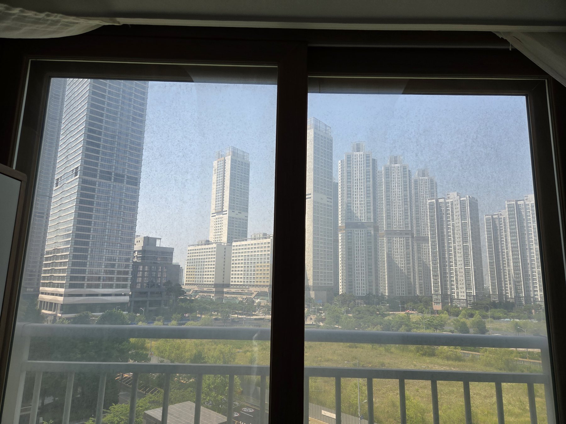 송도 해모로 월드뷰 작은방 3 청소 전