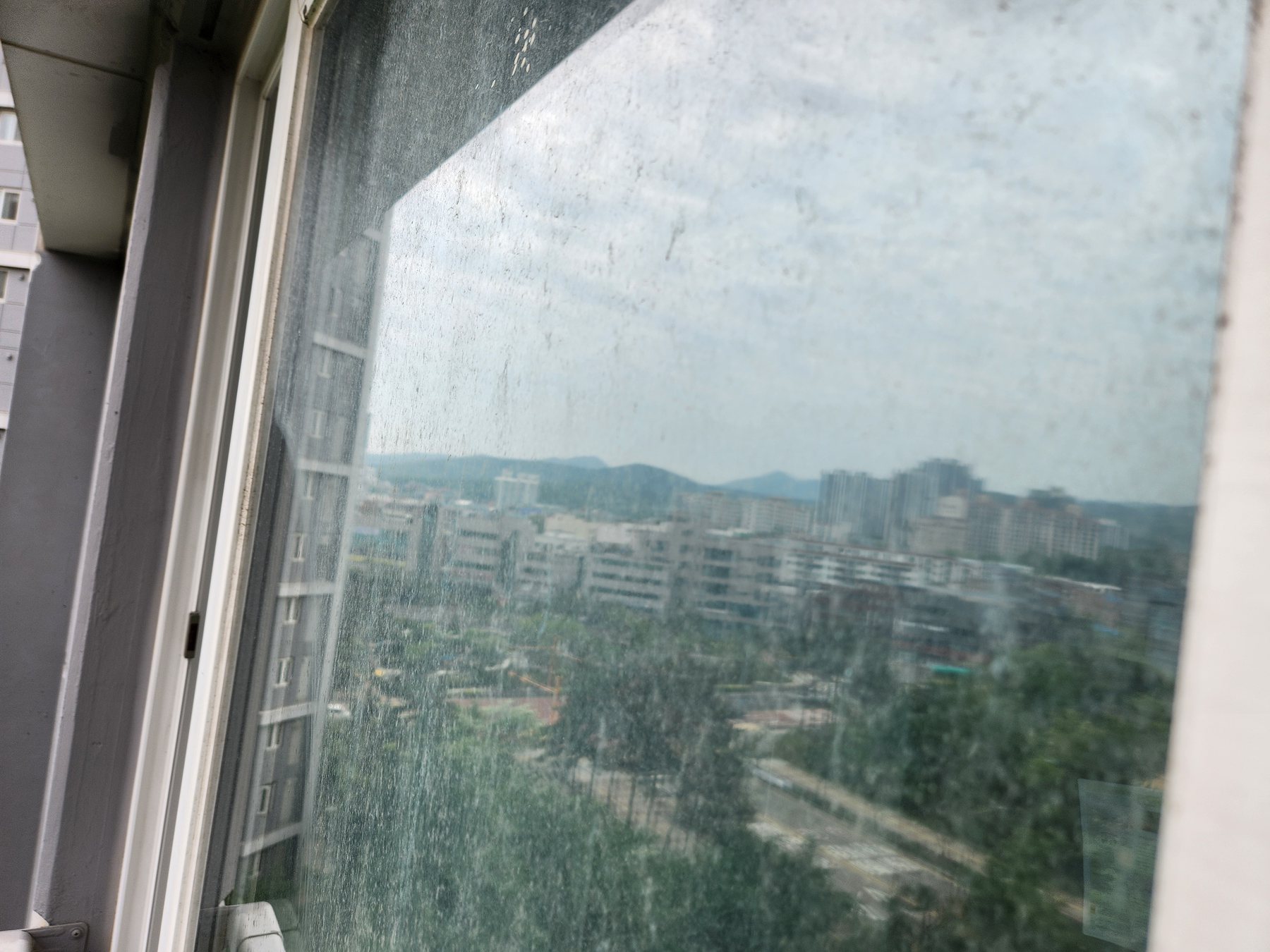 수원 SK뷰 외창 먼지 청소 전